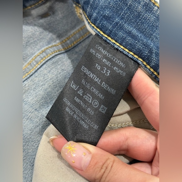 Represent men’s jeans size 33 with distress to the bottom - Picture 9 of 10